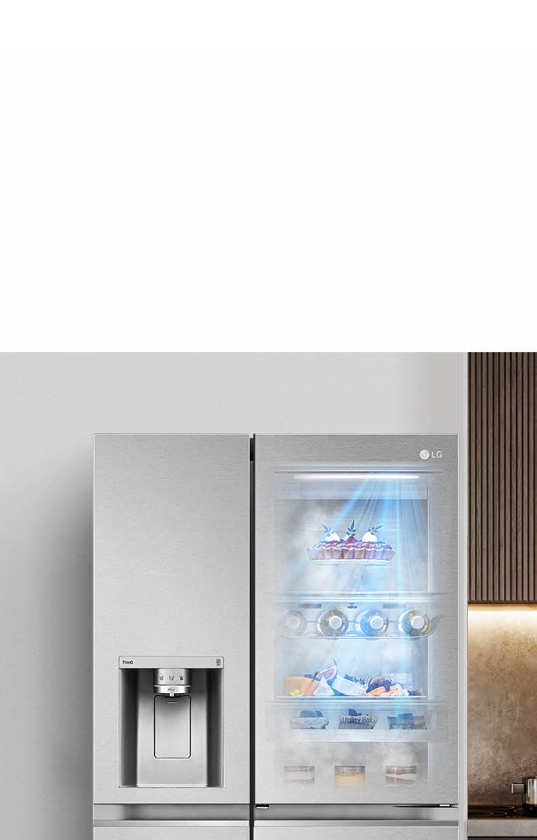 Изглед отпред на черен хладилник InstaView с включена светлина. Съдържанието на хладилника може да се види през вратата на InstaView. Сините лъчи светлина блестят върху съдържанието от функцията DoorCooling.