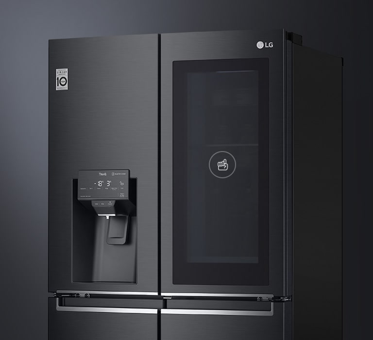 Изглед на горната част на LG Хладилник, който подчертава матово черна неръждаема стомана и черното стъкло.