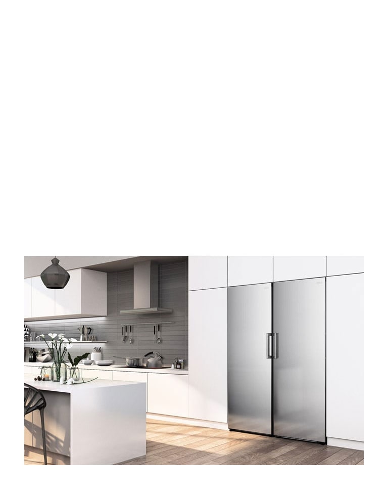 Хладилникът се вижда като плътно прилягащ в кухня.