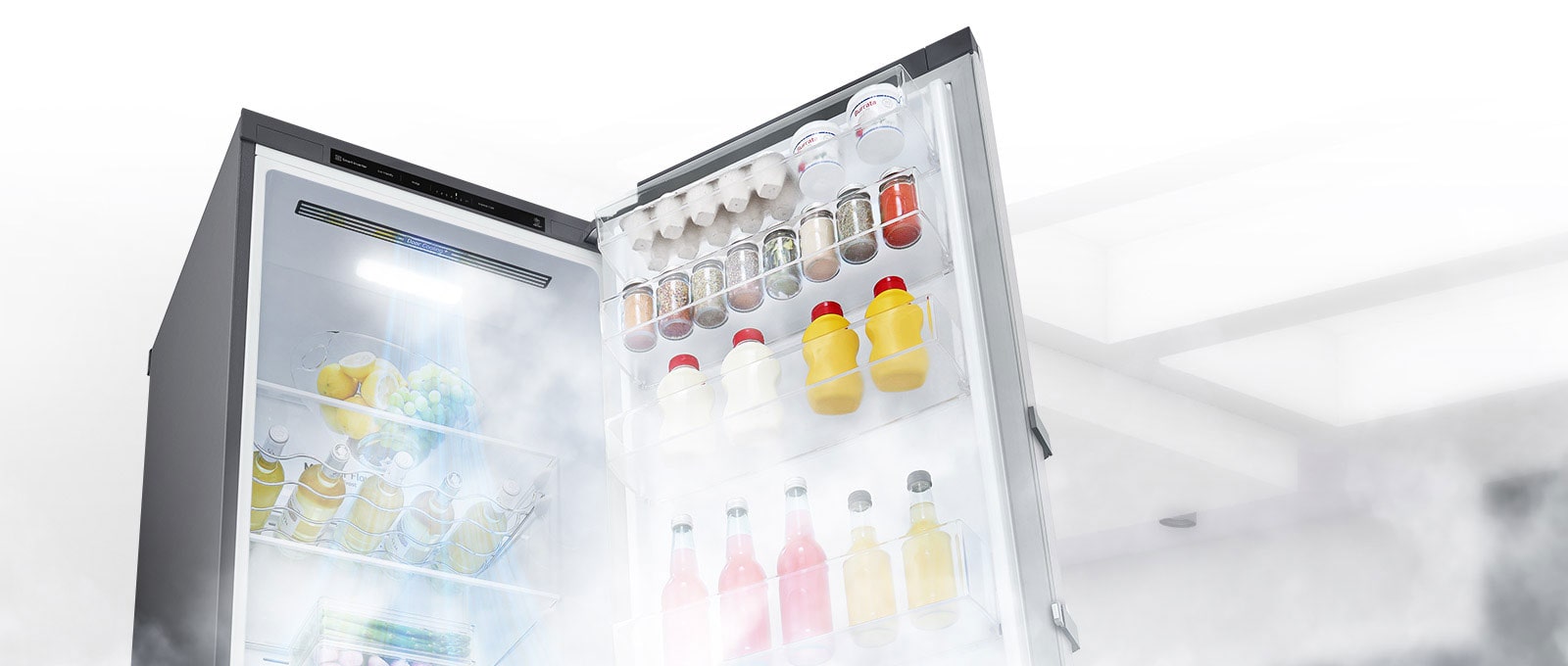 Хладилникът е показан отворен под ъгъл и пълен с продукти. Бял въздух духа от горната част на вътрешността надолу по цялата храна, за да я охлади.