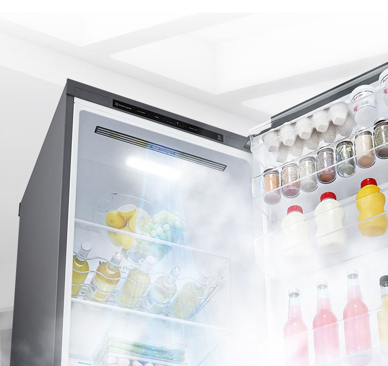 Хладилникът е показан отворен под ъгъл и пълен с продукти. Бял въздух духа от горната част на вътрешността надолу по цялата храна, за да я охлади.