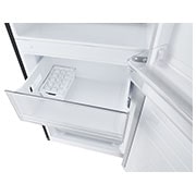 LG Хладилник c долна камера, DoorCooling+™ технология, 384L капацитет, Изглед на поставката за-лед, GBP62MCNBC, thumbnail 9