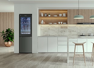 Изображение на LG InstaView хладилник с долна камера в кухня с изчистен интериор.