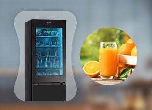 Изображение на LG InstaView хладилник с долна камера и пресен портокалов сок един до друг.