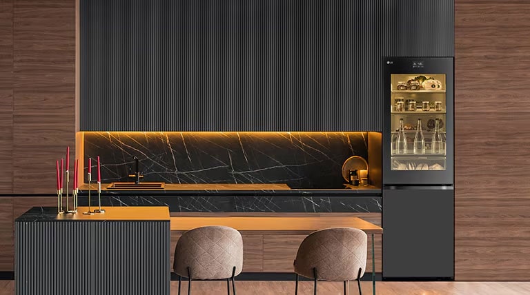 Изображение на LG InstaView хладилник с долна камера в хармония с интериора на модерна кухня.