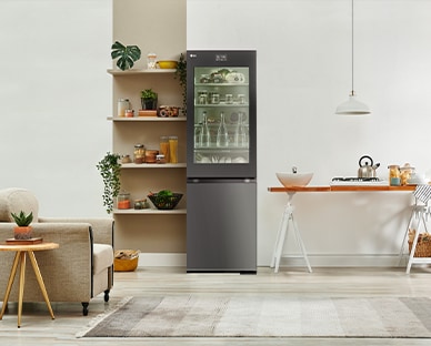 Изображение на LG InstaView хладилник с долна камера, поставен във всекидневна със симпатичен интериор.
