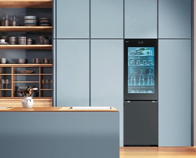 Изображение на LG InstaView хладилник с долна камера, поставен в кухня в сини тонове.