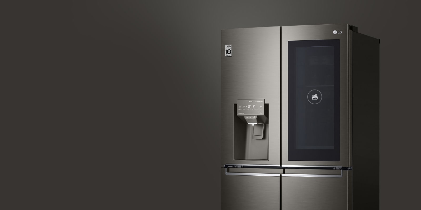 Изглед на горната част на LG Хладилник, който подчертава матово черна неръждаема стомана и черното стъкло.