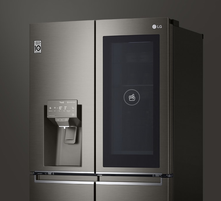 Изглед на горната част на LG Хладилник, който подчертава матово черна неръждаема стомана и черното стъкло.