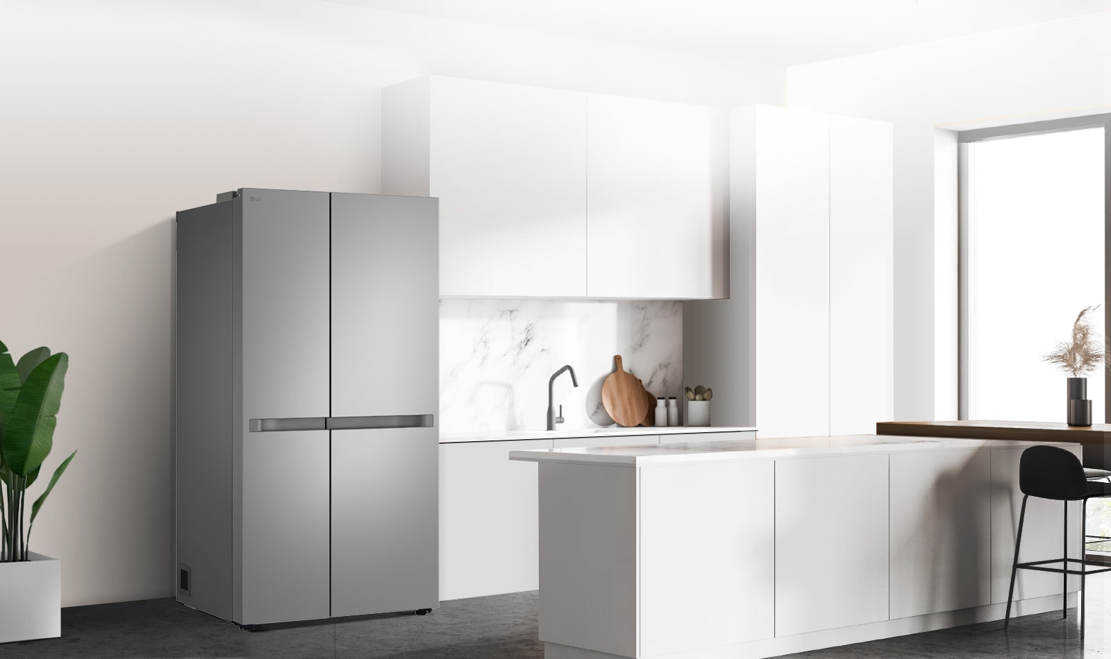 Страничен изглед на кухня с монтиран черен хладилник InstaView.