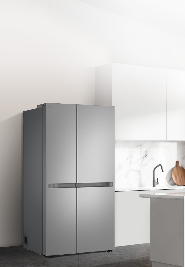 Страничен изглед на кухня с монтиран черен хладилник InstaView.