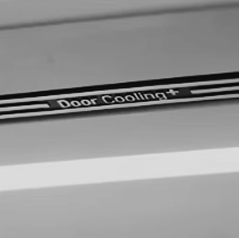 Близък план на въздуховод DoorCooling в хладилник LG Multi-door.