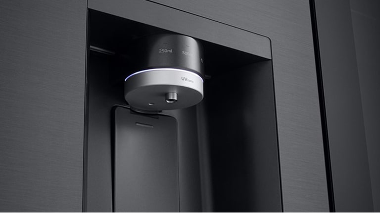 Bliži prikaz LG dispenzera za vodu frižidera, koji radi pomoću funkcije "Smart Fill".
