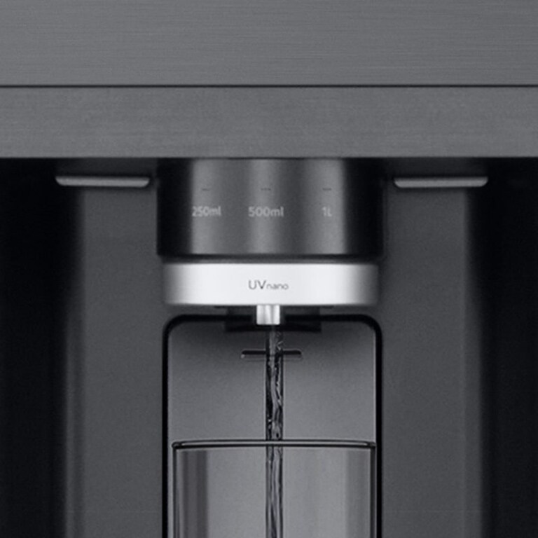 Prikazuje se kako  UVnano™ prečišćava mlaznicu iznutra smanjenjem broja bakterija.