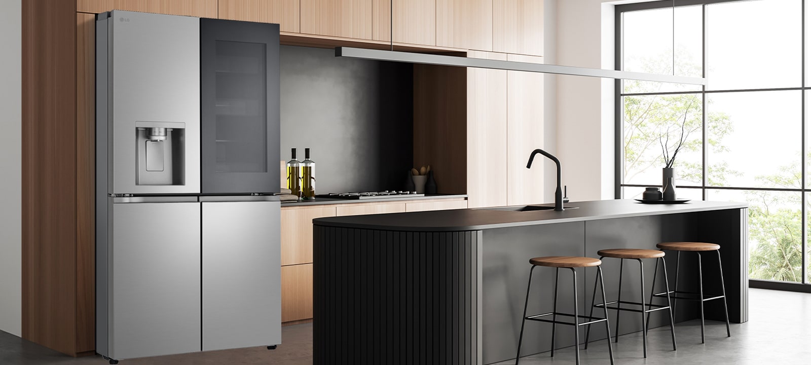 Хладилник LG InstaView Multi-door, разположен в модерна кухня.