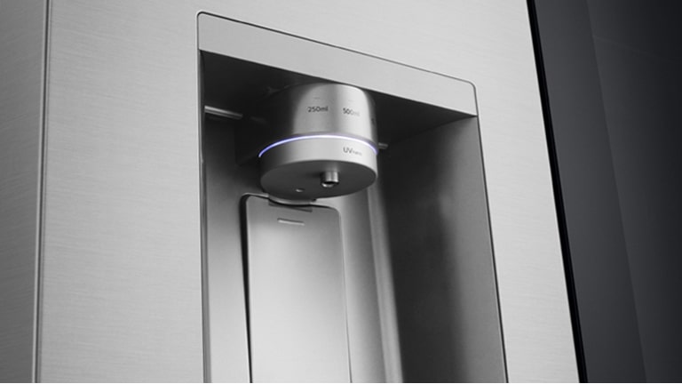 Bliži prikaz LG dispenzera za vodu frižidera, koji radi pomoću funkcije "Smart Fill".