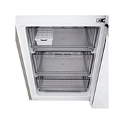 LG Хладилник c долна камера, DoorCooling+™ и ThinQ™ технология, 375L капацитет, Изглед на поставката за лед 2, GBBS525CPY, thumbnail 7
