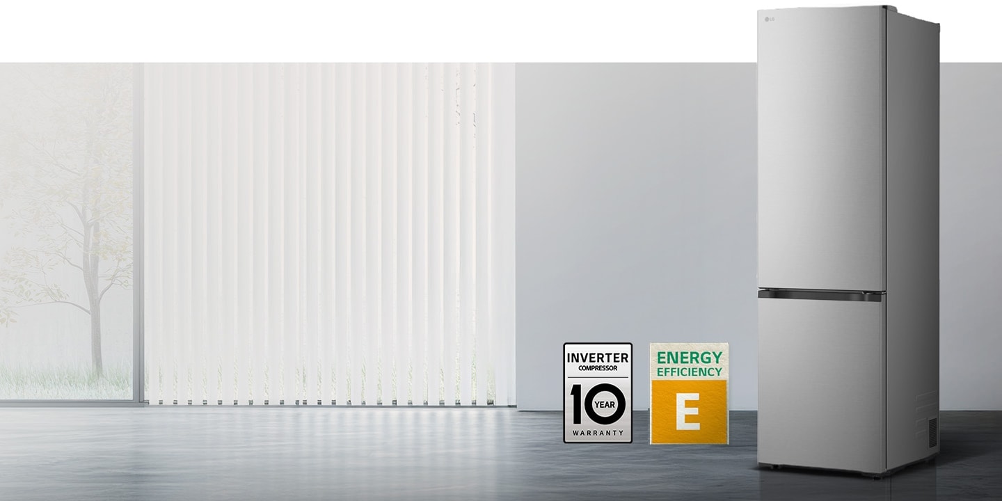 LG хладилник със сребристо предно стъкло в светла стая с вертикални щори, с 10-годишна гаранция за компресора и икони за енергийна ефективност E отдолу