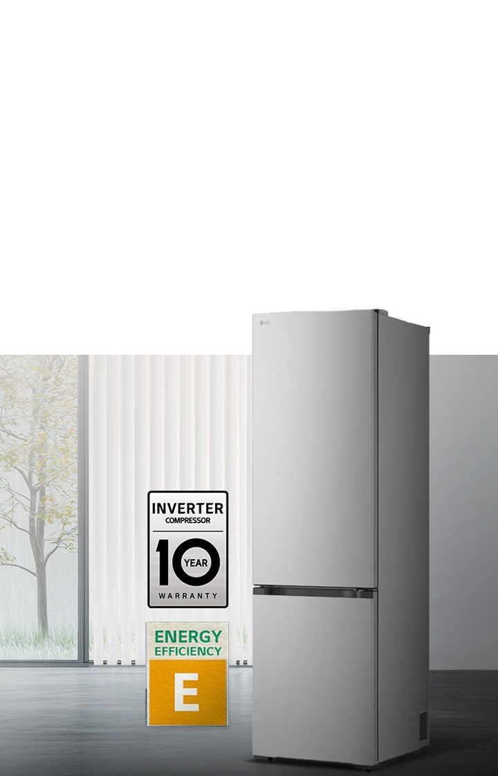 LG хладилник със сребристо предно стъкло в светла стая с вертикални щори, с 10-годишна гаранция за компресора и икони за енергийна ефективност E отдолу