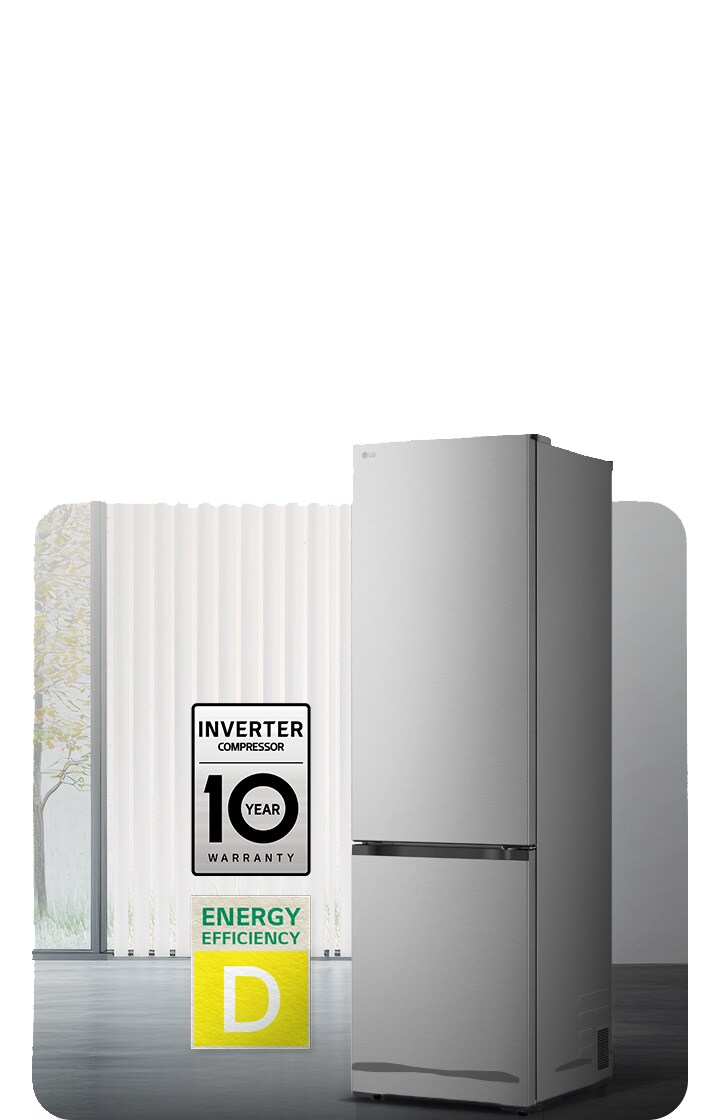 LG хладилник със сребристо предно стъкло в светла стая с вертикални щори, с 10-годишна гаранция за компресора и икони за енергийна ефективност E отдолу
