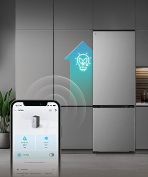 LG хладилник с долна камера със смартфон, показващ приложението ThinQ™ отпред и сияеща светлосиня икона AI до хладилника
