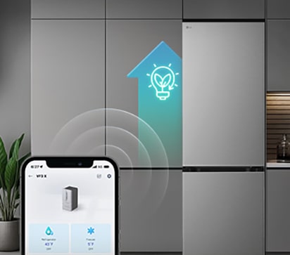 LG хладилник с долна камера със смартфон, показващ приложението ThinQ™ отпред и сияеща светлосиня икона AI до хладилника