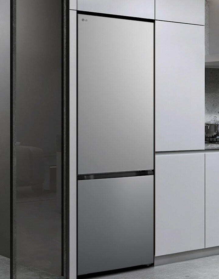 LG матово черно хладилник с долна камера, монтиран безпроблемно в кухненските шкафове.