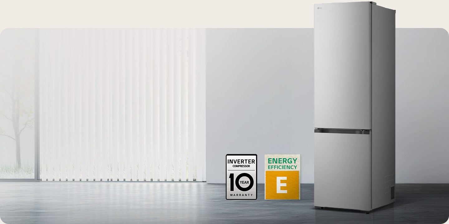 LG хладилник със сребристо предно стъкло в светла стая с вертикални щори, с 10-годишна гаранция за компресора и икони за енергийна ефективност E отдолу