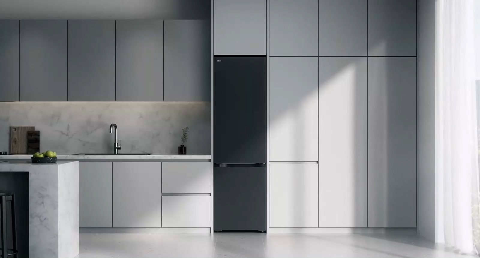 Матово черно LG хладилник, вграден в сиви шкафове до мраморен плот с индукционна котлони и голям прозорец отдясно