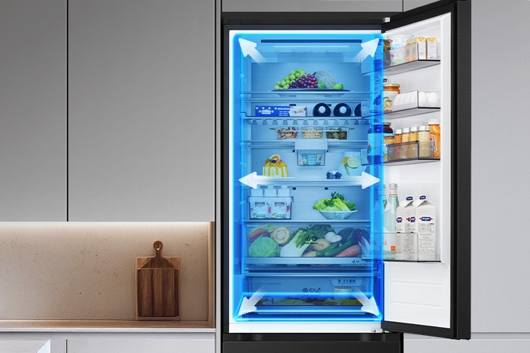 LG хладилник с отворена врата на хладилната част, показващ храна в чекмеджета със сини елементи и стрелки, подчертаващи просторното вътрешно пространство