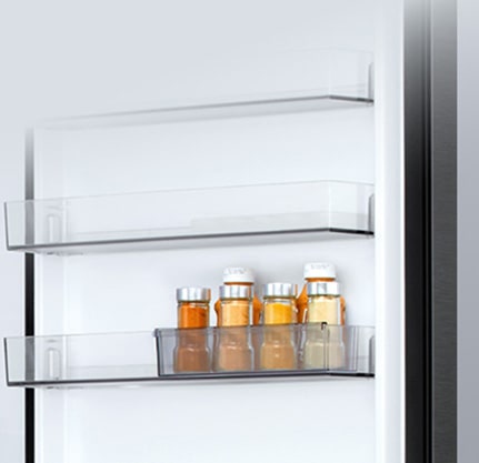 LG хладилник с долна камера с прозрачна плъзгаща се мини кошница, в която се побират шест малки бутилки за сос