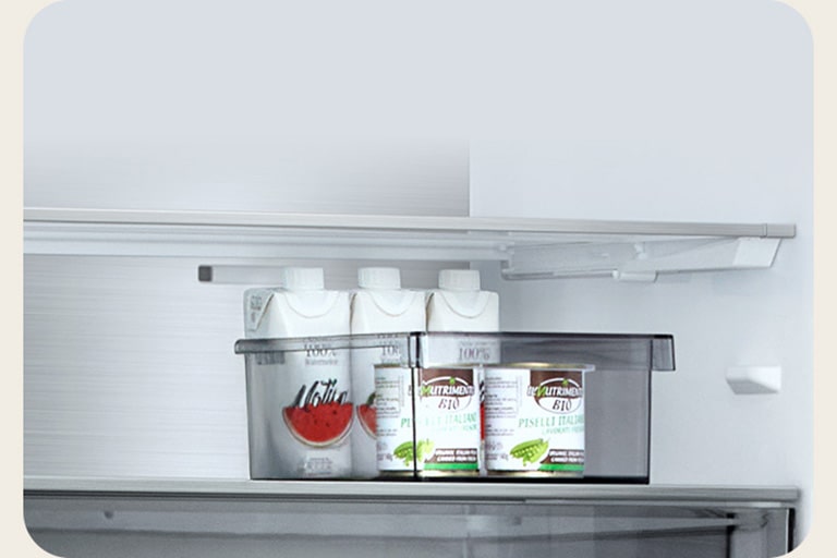 LG хладилник с долна камера с подвижна кошница за съхранение на сокове и контейнер, разположен над чекмеджето Fresh Balancer