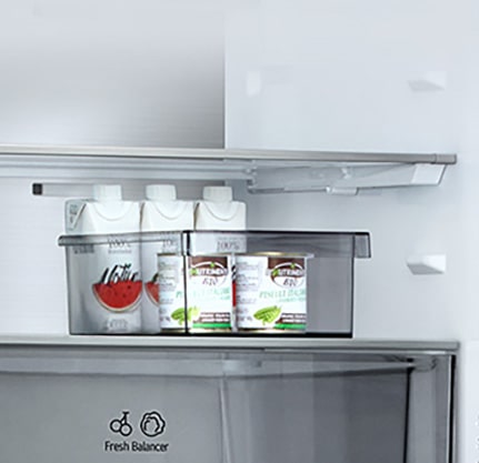 LG хладилник с долна камера с подвижна кошница за съхранение на сокове и контейнер, разположен над чекмеджето Fresh Balancer
