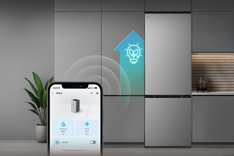 LG хладилник с долна камера със смартфон, показващ приложението ThinQ™ отпред и сияеща светлосиня икона AI до хладилника