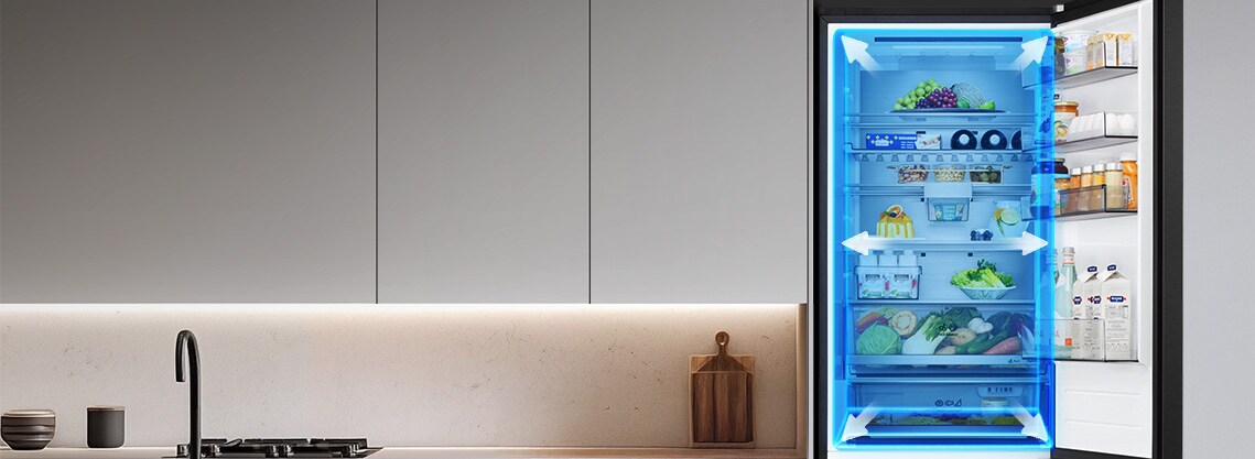 LG хладилник с отворена врата на хладилната част, показващ храна в чекмеджета със сини елементи и стрелки, подчертаващи просторното вътрешно пространство