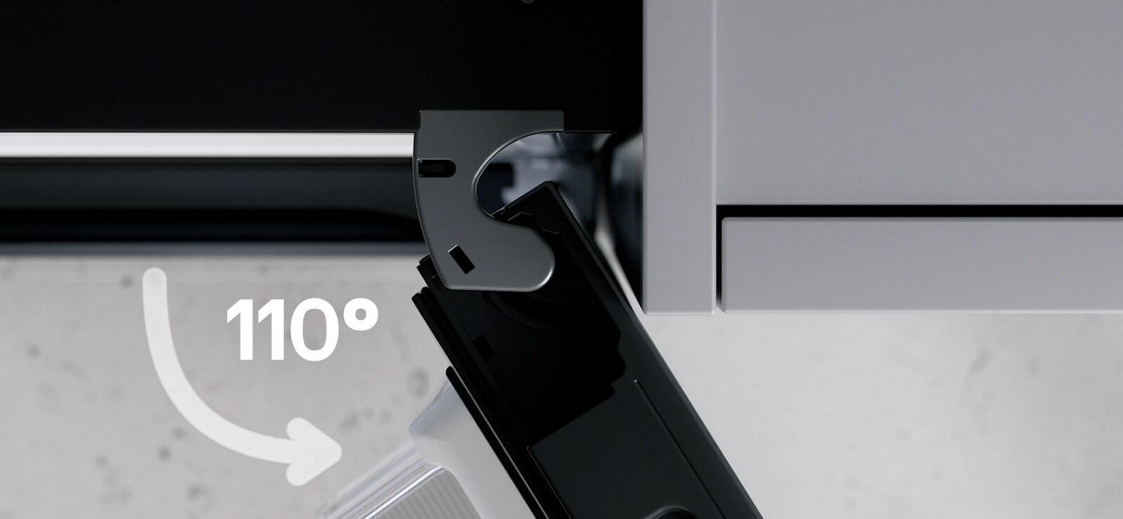 LG хладилник с отворена врата до 110 градуса, показваща извитата панта, която е плътно прилепена към стената на шкафа.