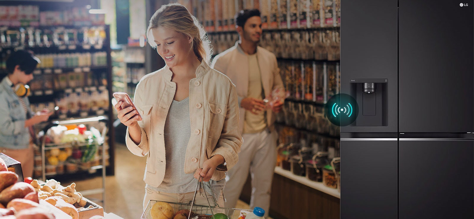 Изображението вляво показва жена, стояща в магазин за хранителни стоки и гледаща телефона си. Изображението вдясно показва изглед отпред на хладилника. В центъра на изображенията има икона, която показва връзката между телефона и хладилника.