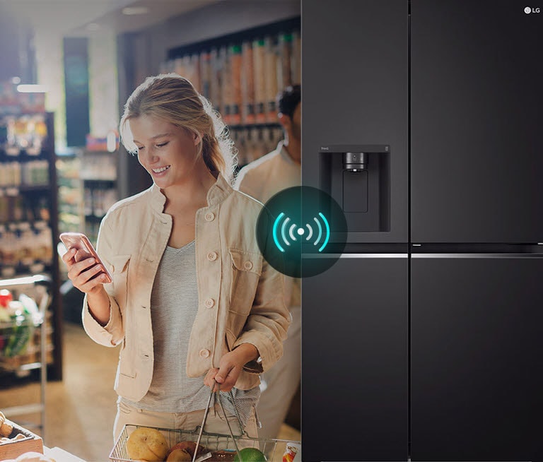 Изображението вляво показва жена, стояща в магазин за хранителни стоки и гледаща телефона си. Изображението вдясно показва изглед отпред на хладилника. В центъра на изображенията има икона, която показва връзката между телефона и хладилника.