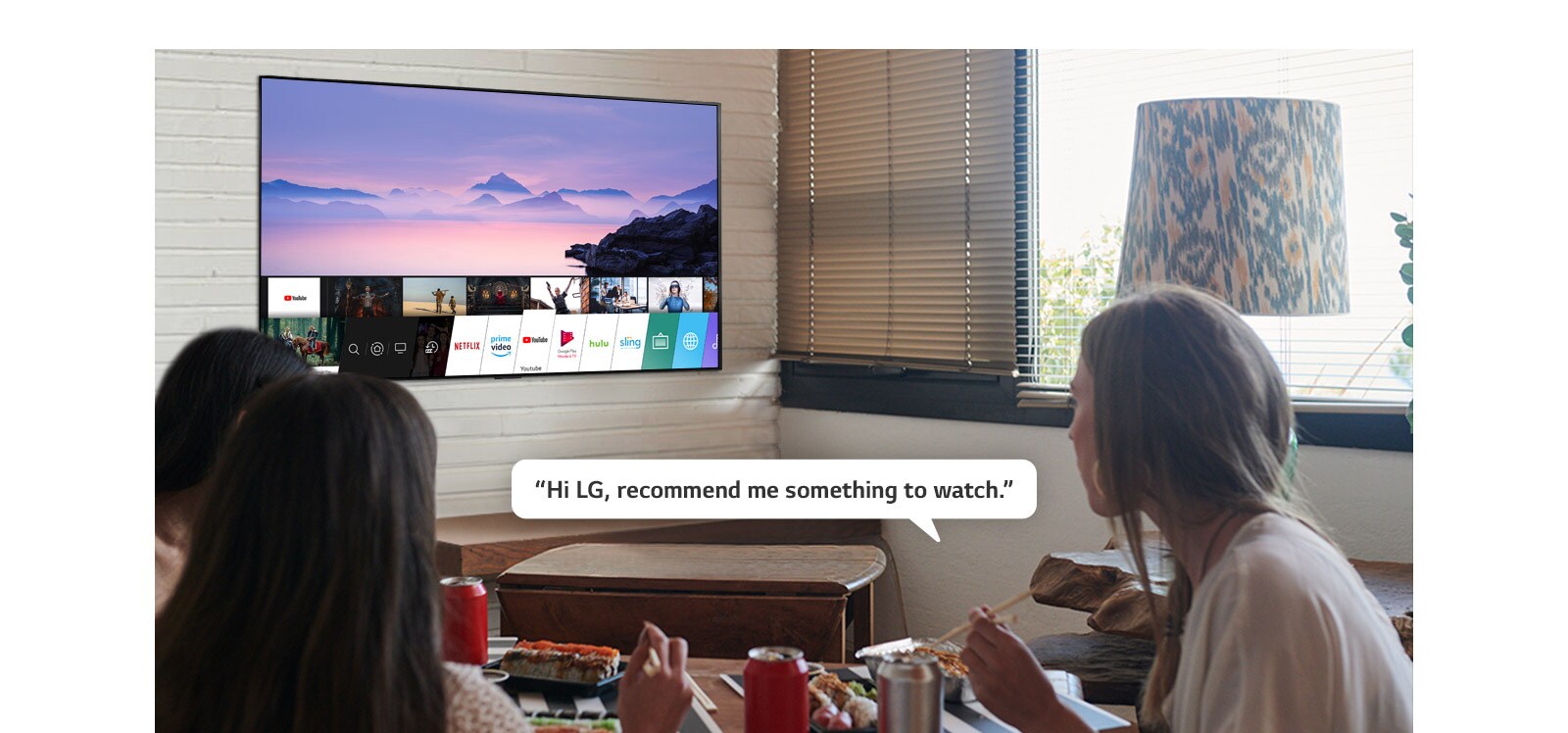 Три жени ядат суши, докато една от тях иска от телевизор LG да й препоръча какво да гледа