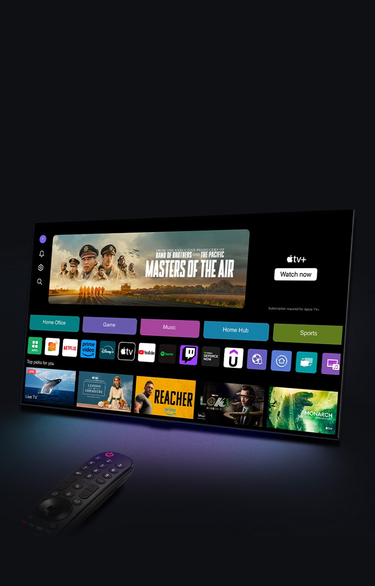 LG TV, показващ началния екран на webOS, стои под ъгъл на фона. Началният екран показва категории за разглеждане и снимки от телевизионни предавания. Дистанционното управление LG Magic Remote сочи към телевизора.