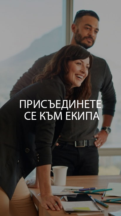 Мъж и жена стоят в заседателна зала