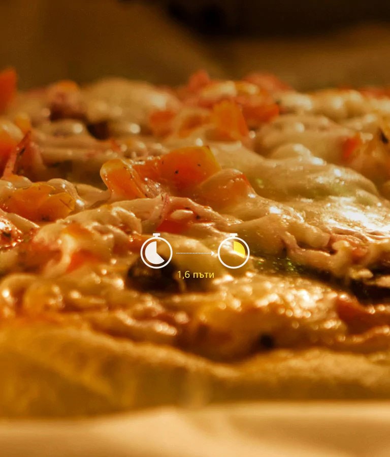 Пицата се затопля бързо в микровълновата фурна.