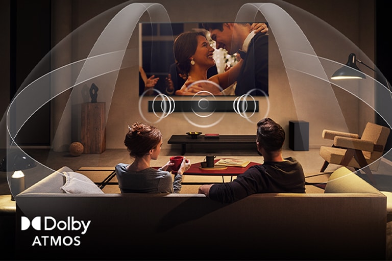 Двойка, която гледа филм на LG TV с LG Soundbar. Dolby Atmos изпълва цялото пространство със звук. Лого в долния десен ъгъл.