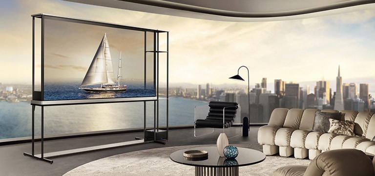 LG OLED T4 в мезонет. Прозорците са с изглед към града и океана. LG OLED T4 в прозрачен режим, показващ изображение на яхта.