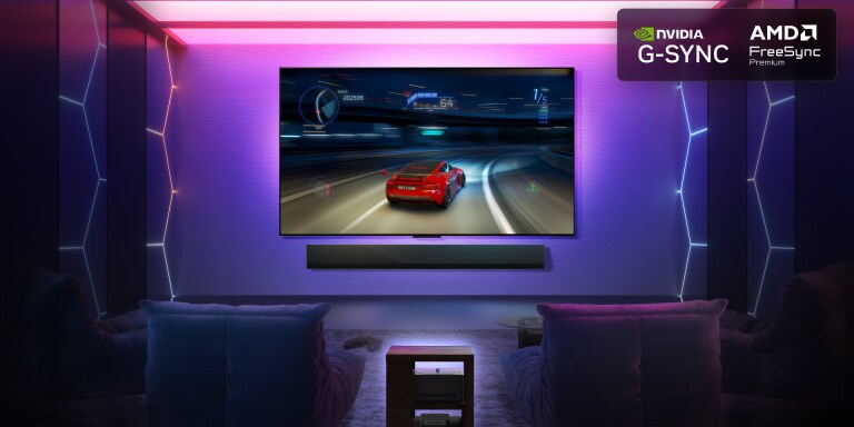 LG OLED M5 TV с игра, която се играе на екрана му, демонстрирайки плавния и безпроблемен геймплей. Вижда се нулева кутия за свързване, но тя се вписва добре в пространството. Вижда се логото на Nvidia G-Sync, логото на AMD FreeSync Premium. Виждат се сертификатите за игри. 