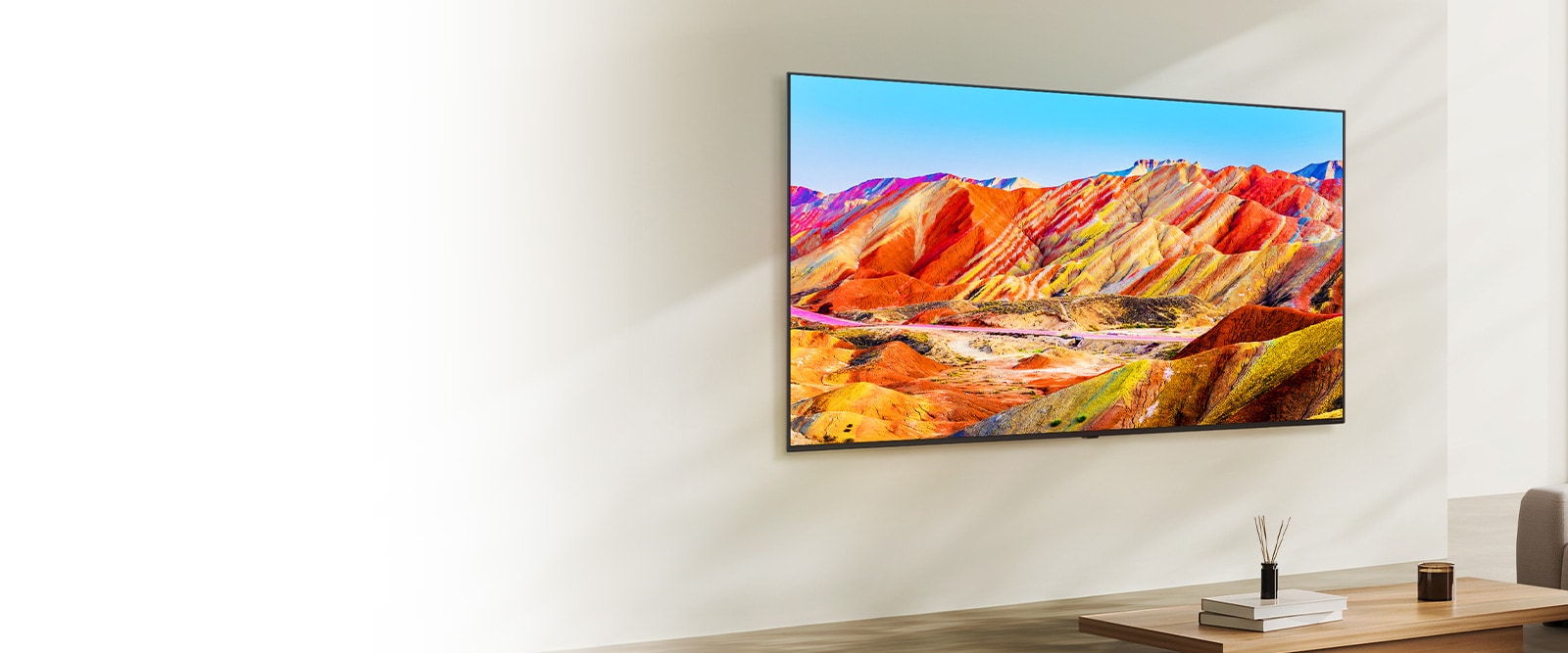 LG NanoCell TV, монтиран на стена. Цветна картина на екрана му.