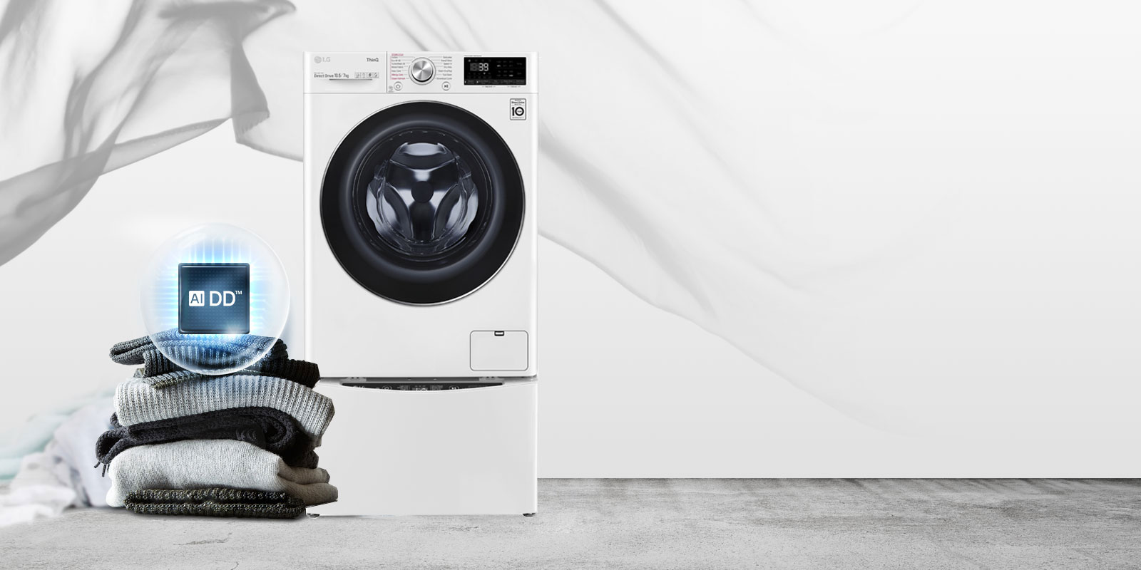 Черна пералня с лицевата страна напред, а вляво от нея има купчина пуловери, върху които е логото на AIDD, заоградено от светлосин светлинен кръг.