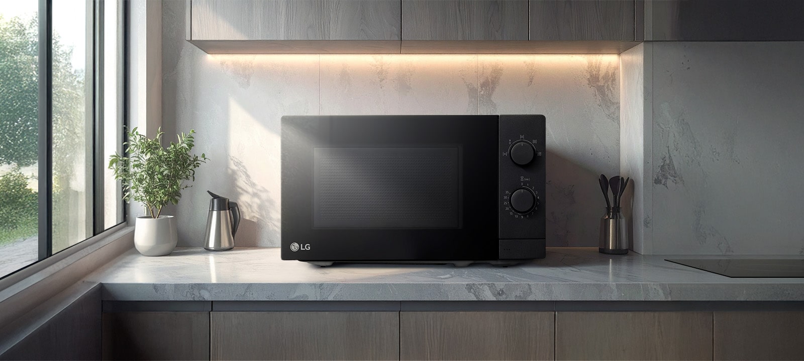 Микровълнова фурна LG в модерна кухня с елегантен дизайн на стъклената врата.