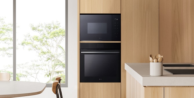Кухня с LG микровълнова фурна за вграждане.