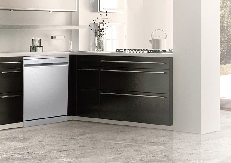 LG свободностояща съдомиялна машина с модерен дизайн, подходяща за вграждане в кухненски шкаф.